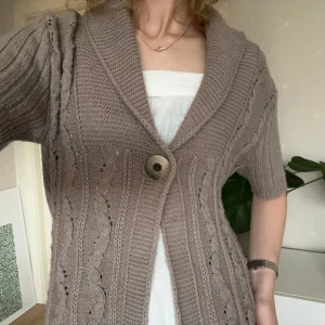 Beige stickad kofta med kort ärm - Superfin kortärmad kofta 