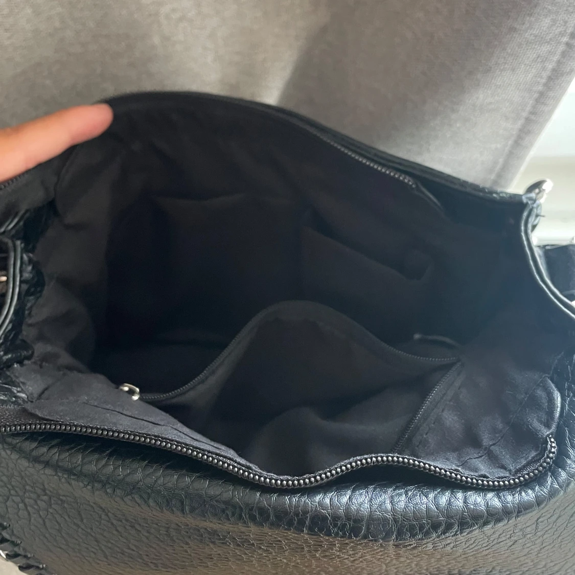 Svart axelväska med kedjedetaljer Tiamo - 3