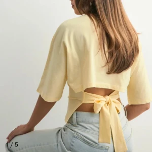 Nellys virala topp - Nellys knyttopp i ljusgul, använd en gång i storlek XS, nypris 250kr💞