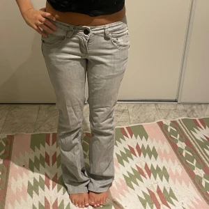 Ljusgrå low waist jeans - Mina absoluta favorit jeans. Vill se vad jag kan få för de!❤️ tryck inte på köp nu. Det finns en liten fläck man knappt märker av, kom privat för bilder