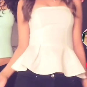 Vit axelbandslös peplum tubtopp - Snygg vit axelbandslös tubtopp med peplumskärning som ger en feminin siluett. Toppen är figurnära upptill och har en utsvängd nederdel. Perfekt att styla med jeans eller kjol för en trendig look‼️BILDEN ÄR LÅNAD‼️Har några få fläckar som inte syns, skriv för mer bilder💗