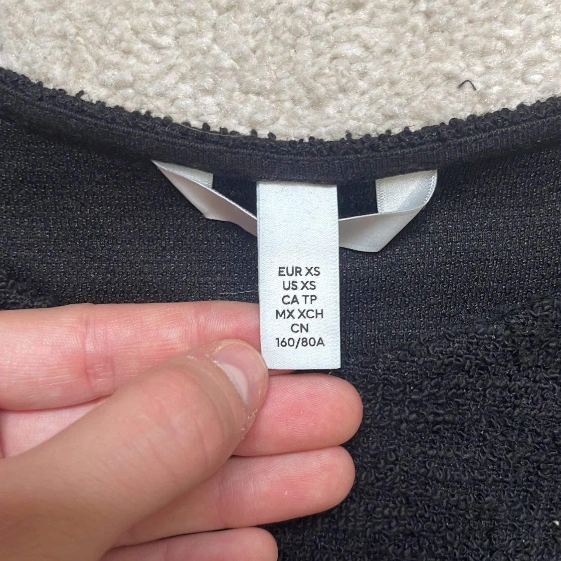 Svart topp med guldknappar från H&M - 3