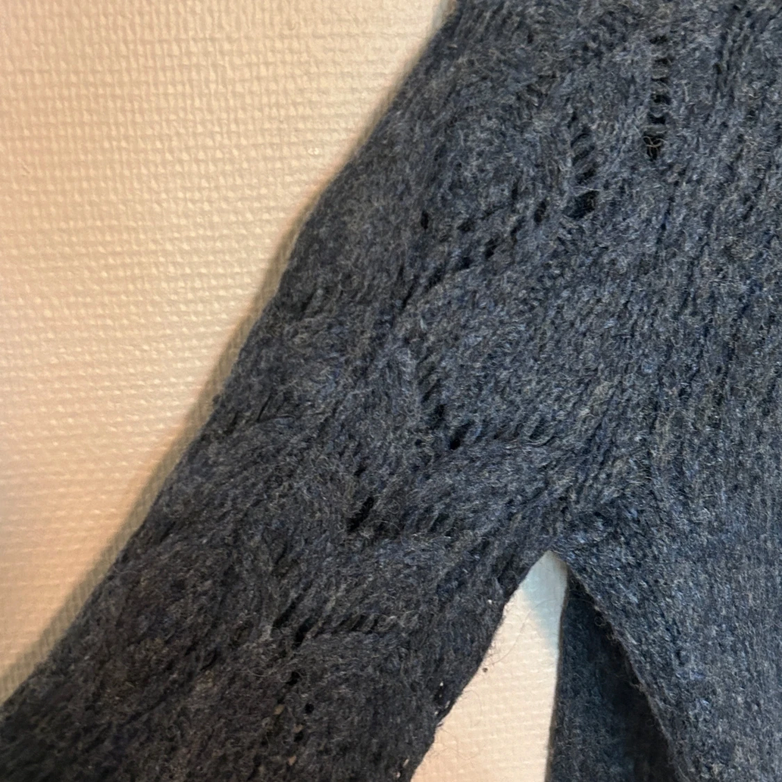 Mörkblå stickad tröja från Kappahl - 1