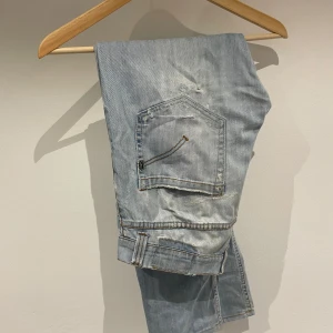 Dondup - Säljer ett par riktigt snygga ljus blå dondup jeans. De är otroligt sköna och har slitningar på framsidan. De passar perfekt för nån mellan 183-188 cm. De är använda och har nån lagning men inget som märks tydligt. Ny priss ligger lite under 4000kr och många på plick säljer för över 1000kr