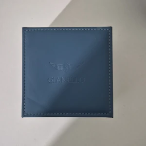 Svart klocka från Gianello med läderband - Stilren klocka från Gianello med svart urtavla och silverfärgad boett. Klockan har flera små urtavlor och ett svart läderband med orange söm. Perfekt accessoar för dig som gillar klassisk design med sportig touch.