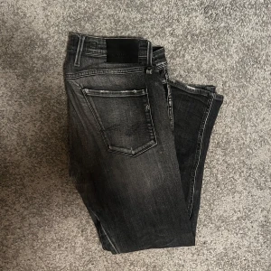 Replay Anbass jeans  - Tjena, säljer nu feta replay jeans. Snygga med en distressed look. En flaw som lagats ordentligt hos en skräddare (bild 4). Nypris 1600kr. Hör gärna av dig vid funderingar 😊