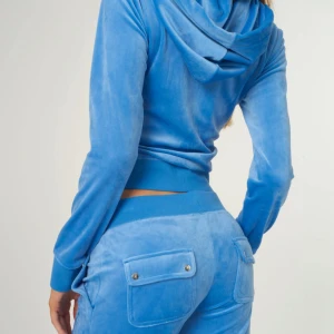 Juicy couture sett - Säljer mitt juicy couture sätt som är i nyskick ny pris på koftan 1300 kr och på byxorna 1200 kr säljer båda för 880 kr hör av er för egna bilder