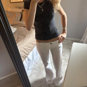 mycket låfmidjade vita jeans  - Skit snygga jeans som jag själv sytt ner för att få dom lågmdiajade! Jag har även sytt in längden då dom var väldigt långa! Midjemått = 39, innerbenslängden = 78!   