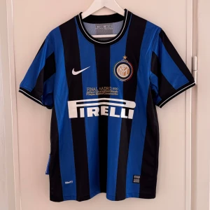 Inter Milan 09/10 fotbollströja Nike - Normal passform. Sparsamt använd och i fint skick.