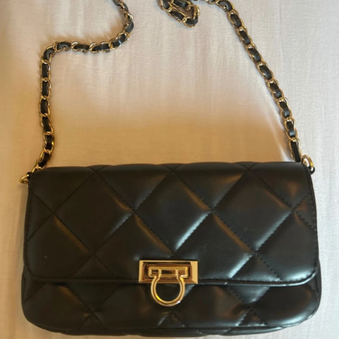 Svart axelväska med kedja - 1