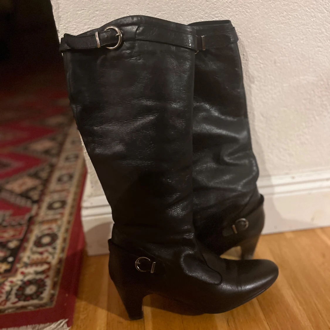 Svarta stövlar i skinn med klack - 2