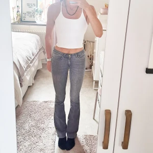 Bootcut Jeans Only - Jeans från Only, storlek xs/32. Midja mätt rätt över 32 cm, innerbenslängd 79 cm. Midwaist. Stretch. Jag är 1,72. Upplever dem lite korta på mig. 