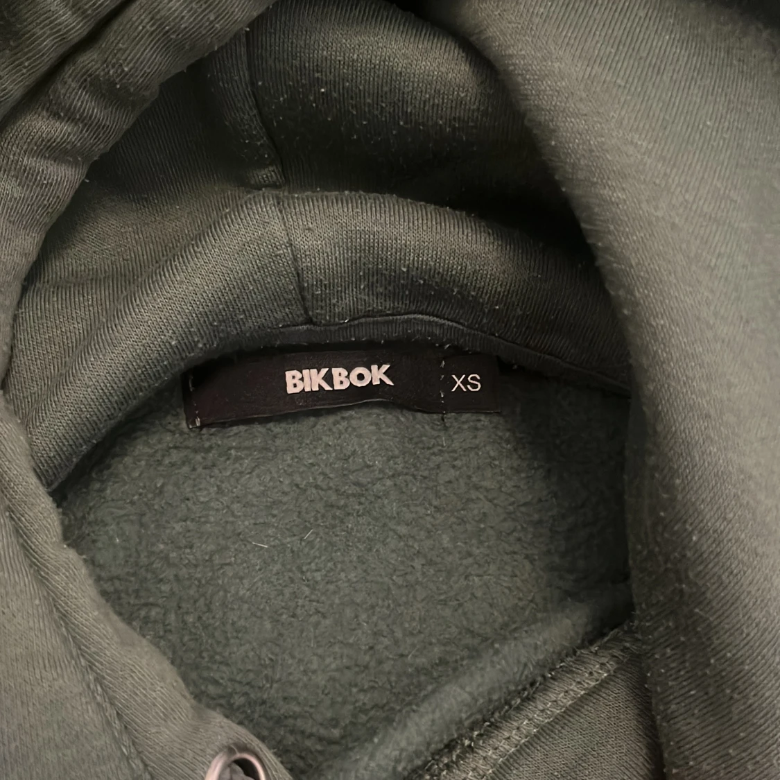 Mörkgrön hoodie från BikBok - 1