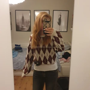 Stickad tröja från H&M - Stickad tröja från H&M med hogwarts motiv. Jättesnygg och mysig nu till hösten. Säljes då den inte kommer till användning!