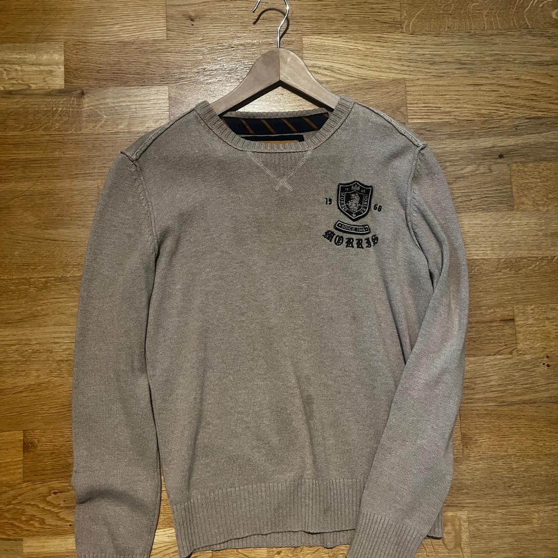 Beige stickad tröja från Morris