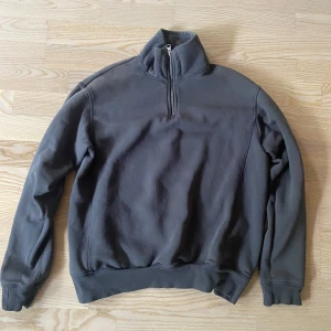 Mörkgrå half zip tröja från Zara - Mörkgrå halfzip från Zara med half zip-dragkedja och hög krage, i storlek S. Tröjan har lite tecken på användning. 