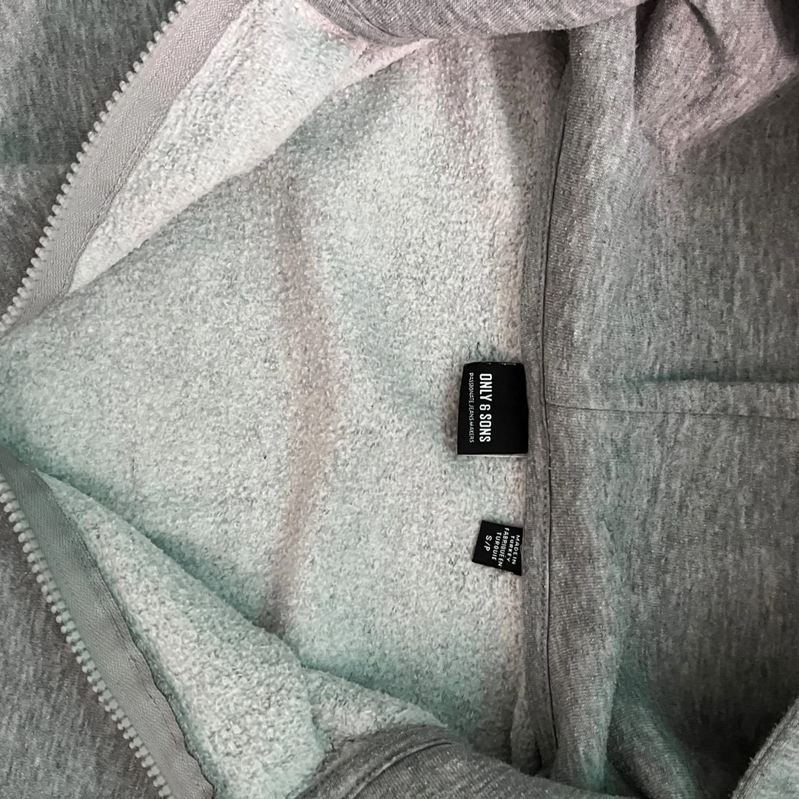 Grå hoodie från Only & Sons - 1