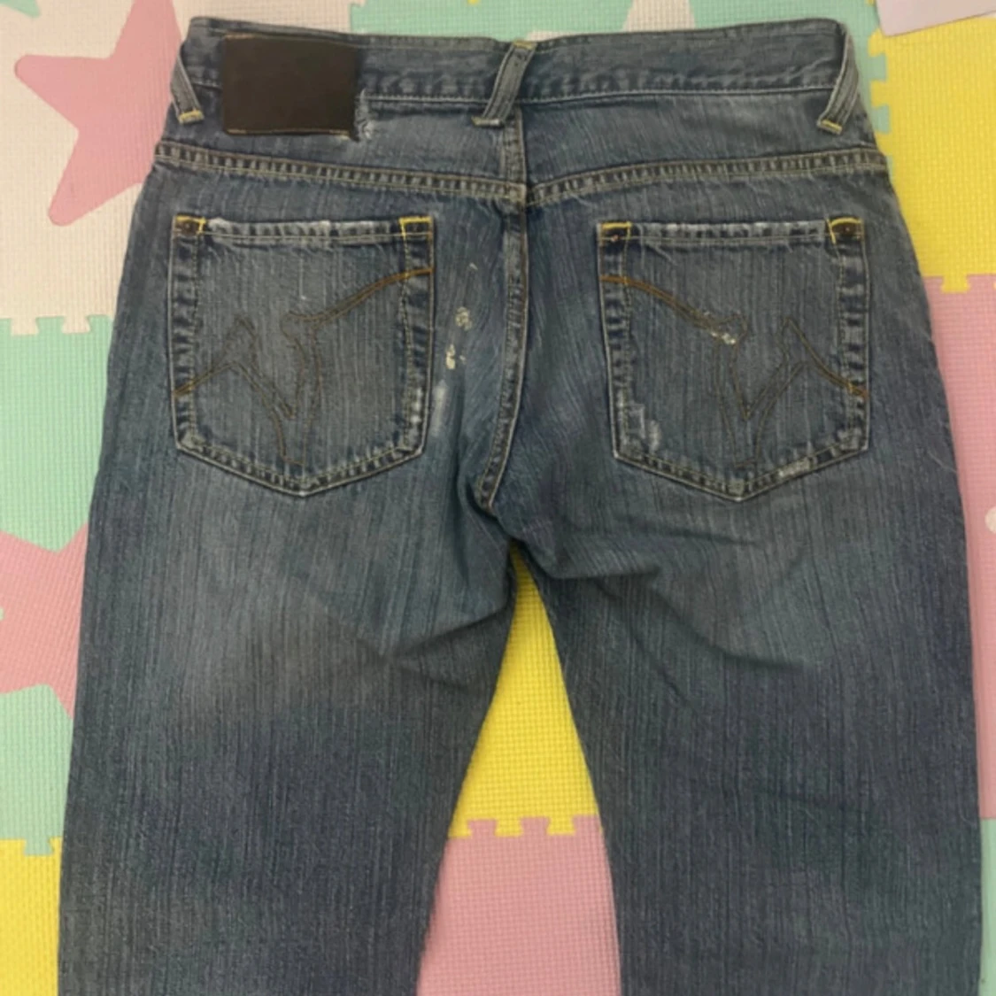 Blå jeans med broderad detalj - 2