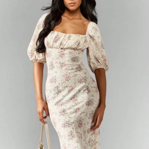 Blommig långklänning med puffärm -   Säljer en blommig klänning från Shein. Jag har bara använt den en gång under en resa. Den är fortfarande i nyskick, 