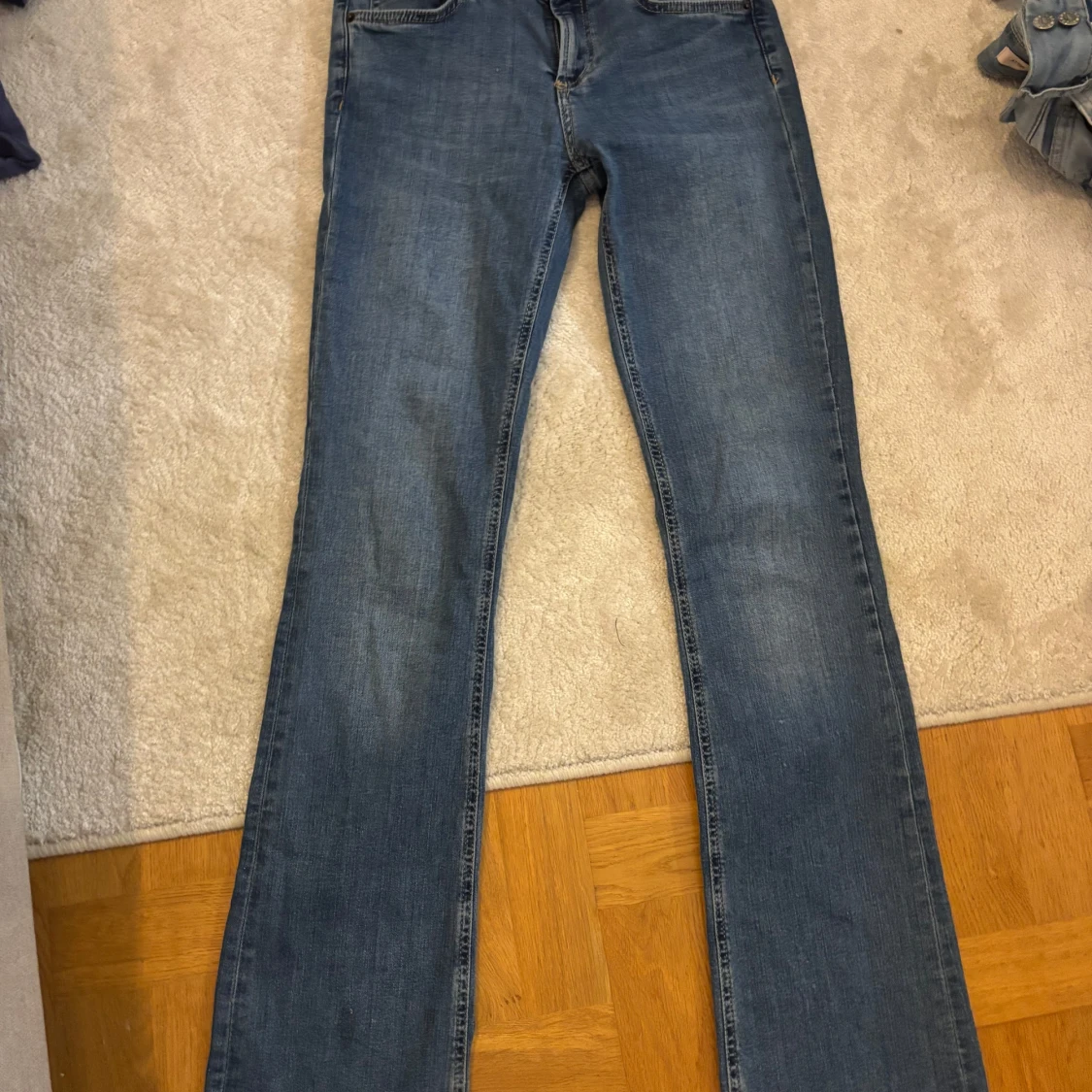 Blå bootcut jeans från Zara