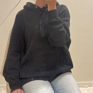 Svart hoodie från H&M Divided - Svart hoodie från h&m. Storlek S, jätteskön och mjuk! Säljer då jag inte använder den längre💗