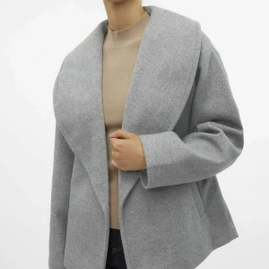 Grå kappa från Vero Moda - En grå kappa från vero Moda som har använts en gång.