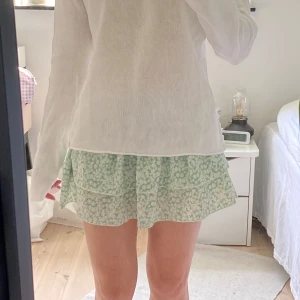 Volangkjol - Supersöt grön volangkjol med vita små blommor🌸 Stretchigt, skönt material! Inga tecken på användning💓 Skriv för fler bilder eller om ni har frågor! Priset går att diskutera☀️