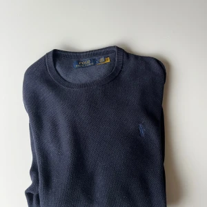 Mörkblå stickad tröja Polo Ralph Lauren - Snygg mörkblå stickad tröja från Polo Ralph Lauren, as fet nu till vintern de bara o fråga vid funderingar!🙌