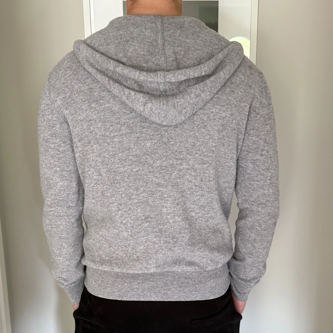 Grå kashmir hoodie från Sayless - 1