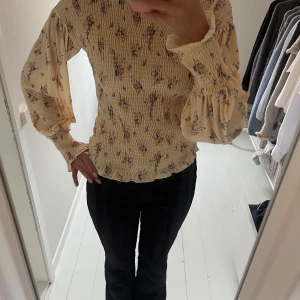 Blommig gul blus - Supersöt blommig blus i ljusgul med små rosa och lila blommor. Aldrig använde och ör i mycket bra skick! 
