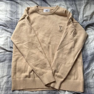 Ami stickad tröja  - Mycket bra skick, beige/brun i storlek S.