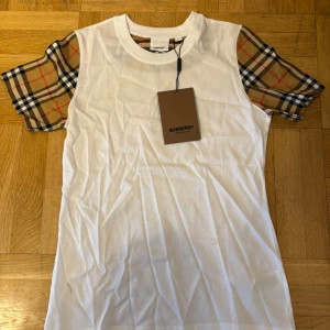 Burberry t-shirt - Säljer en helt ny och oanvänd burberry tshirt i storleken M men den är mindre än vad det står så den kanske passar XS-S.