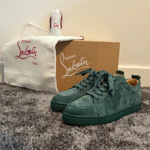 Christian Louboutin Rantulow - Säljer ett par eftertraktade Christian Louboutin Rantulow skor i grön mocka med klassisk röd sula.  Skorna är aldrig använda, dvs sprillans nytt skick. De är köpta på high end sweden.