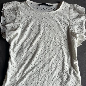 Vit topp - Märke Vero Moda, storlek XS, dubbel lager fram men inte bak (se sista bilden) använd en gång