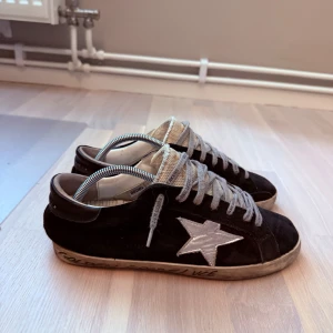 Golden Goose  - Snygga svarta sneakers från Golden Goose. Det skador ni ser på bilderna e dom som finns . Skriv för mer frågor:)