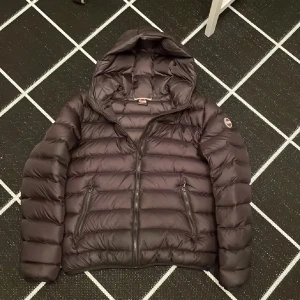 Colmar jacka - Säljer nu denna riktigt snygga colmar jacka! Den är svart även om ljuset gör så att den kan se mörkbrun ut! Size: 16 y / 172cm! Skick: 8,5+/10! Perfekt för vintern!  Hör av dig vid minsta fundering 🤩