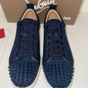 Christian Louboutin skor  - Hej säljer dessa marinblåa Christian Louboutin skor. Skorna är i mycket bra skick och har inga deffekter eller något liknande, har ni frågor är det bara att höra av er