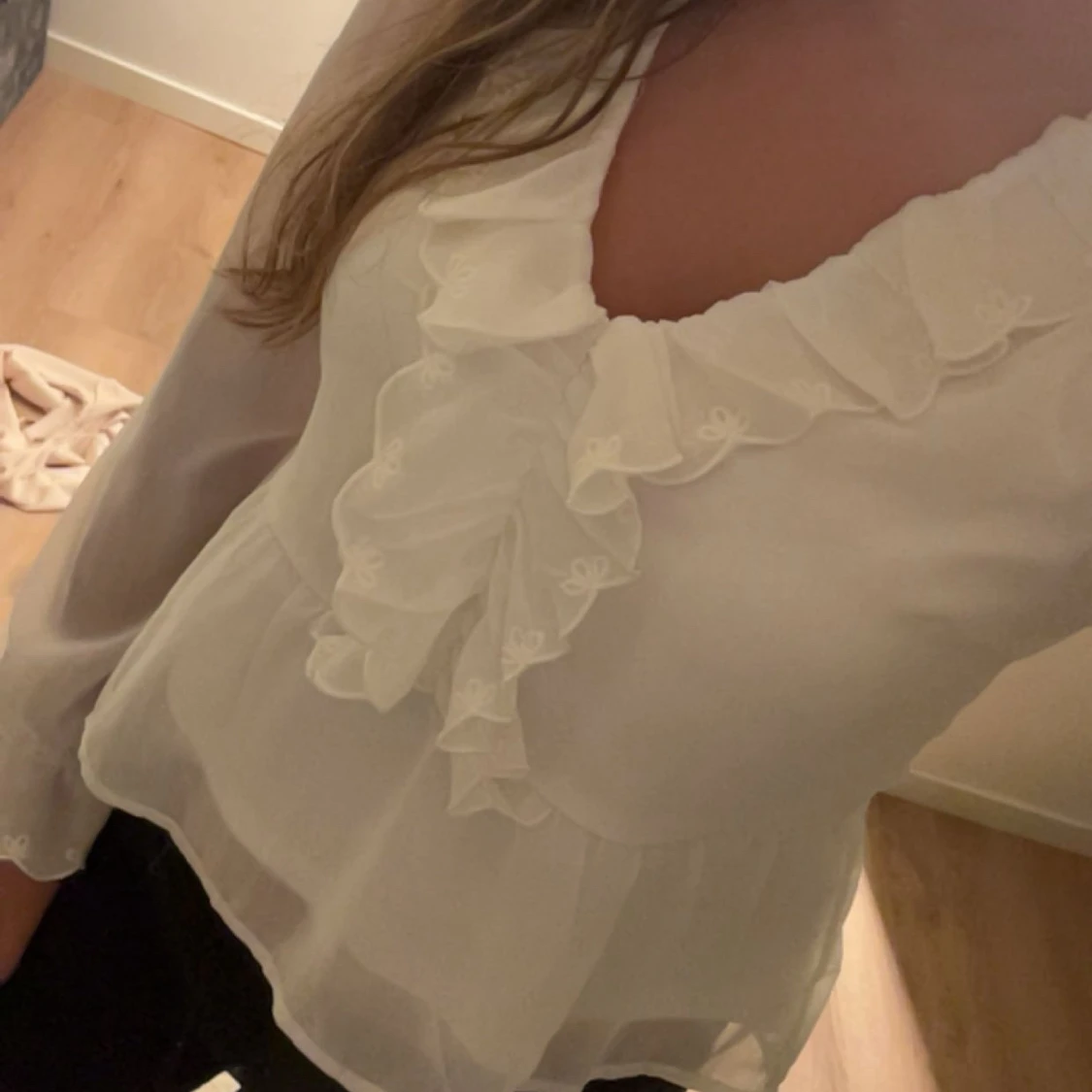 Vit blus med volang och v-ringning från Vero Moda  