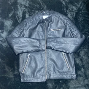 Svart Läderjacka - Helt Ny Läderjacka XL (Köpt för 800 Kr) Kan skicka extra bilder om du vill, men medela mig innan 33 August om du är interreserad!