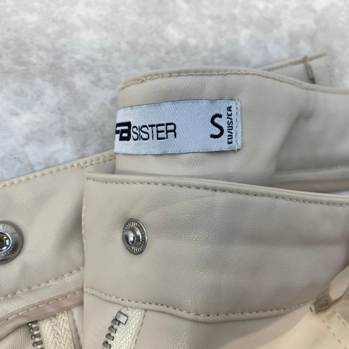 Svarta och beigea byxor i skinnimitation - 1