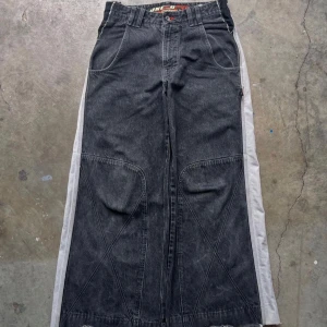 JNCO Fire Fly wide jeans 30W - 86 cm midja 86 cm innerbenslängd 102 cm yttersöm 38 cm benöppning (justerbar)