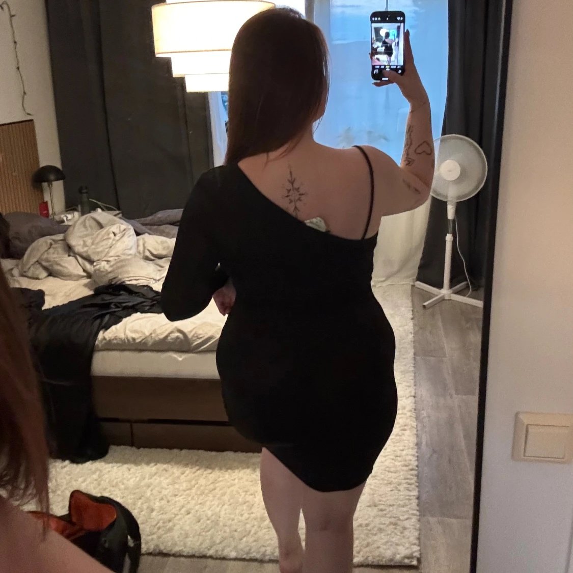 Svart oneshoulder klänning NA-KD XL - 1