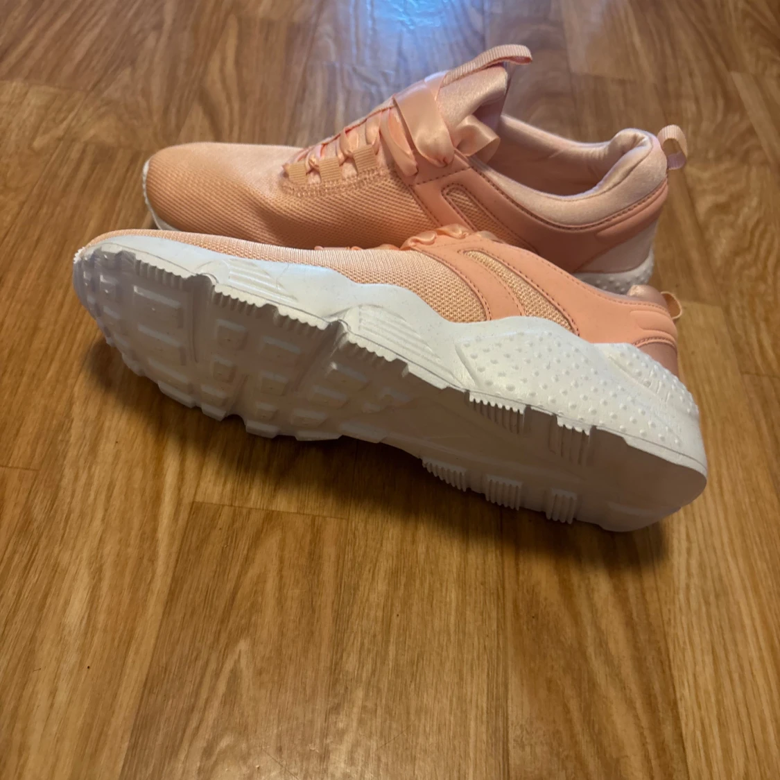 Persikofärgade sneakers med satinband - 2