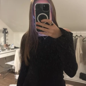 Svart offshoulder tröja Gina Tricot - Säljer en svart, tight offshoulder tröja från Gina Tricot i storlek XS. Tröjan har långa ärmar och sitter snyggt figurnära. Perfekt för dig som gillar en stilren och enkel look.💞
