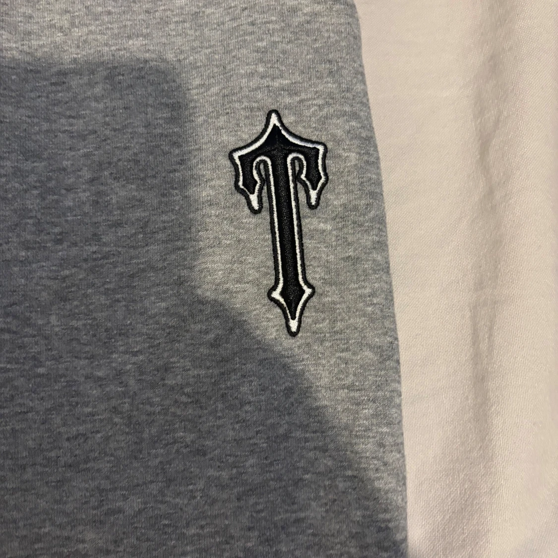 Grå trapstar byxa med en svart T loga på låret - 2