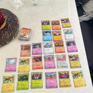Pokémonkort samling - En färgstark samling Pokémonkort med olika karaktärer och krafter, perfekt för dig som gillar spel, samlarobjekt och nostalgi! Utmana vänner eller bygg din egen deck – ett måste för Pokémonfans och unga samlare.
