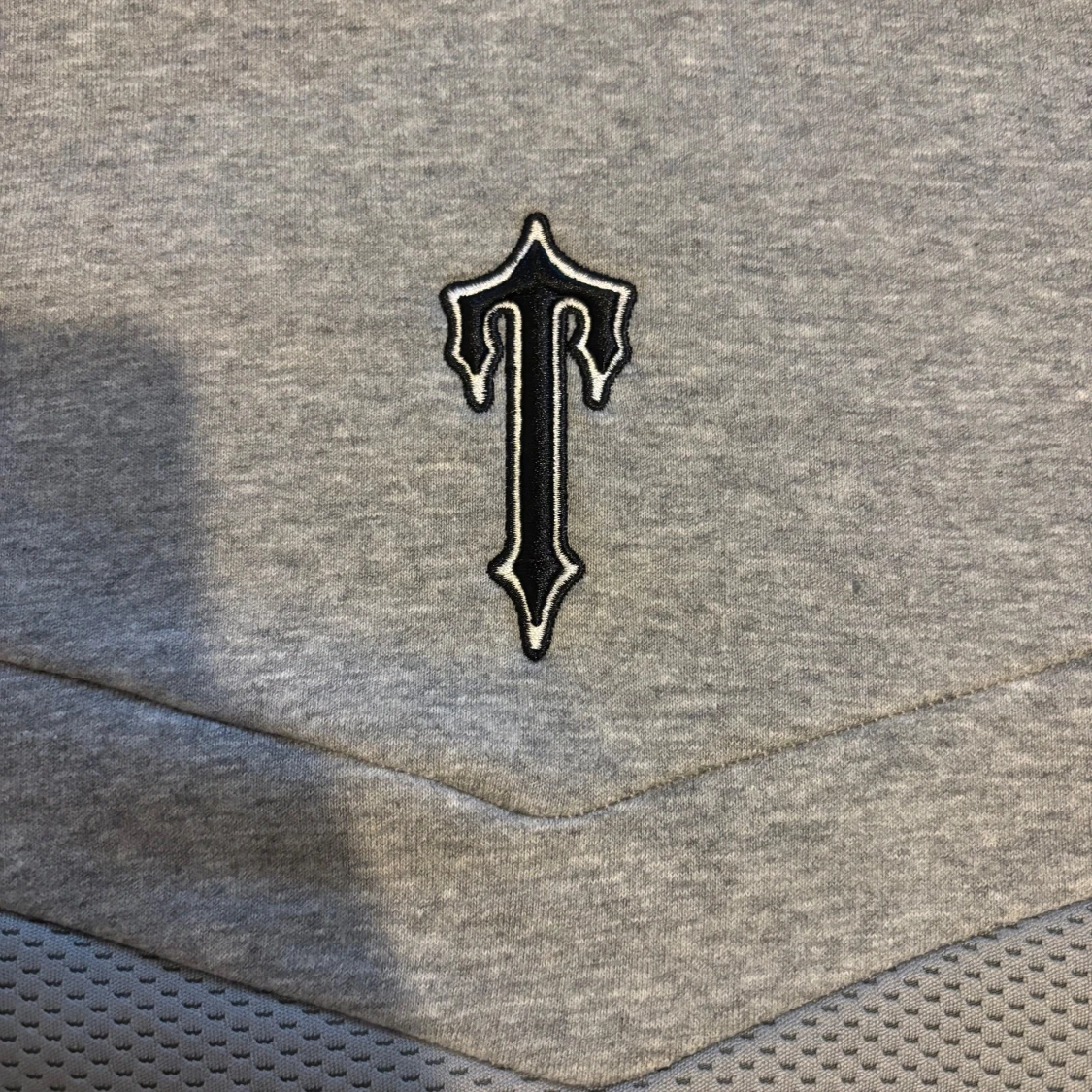 Grå hoodie från Trapstar med T-logga - 3