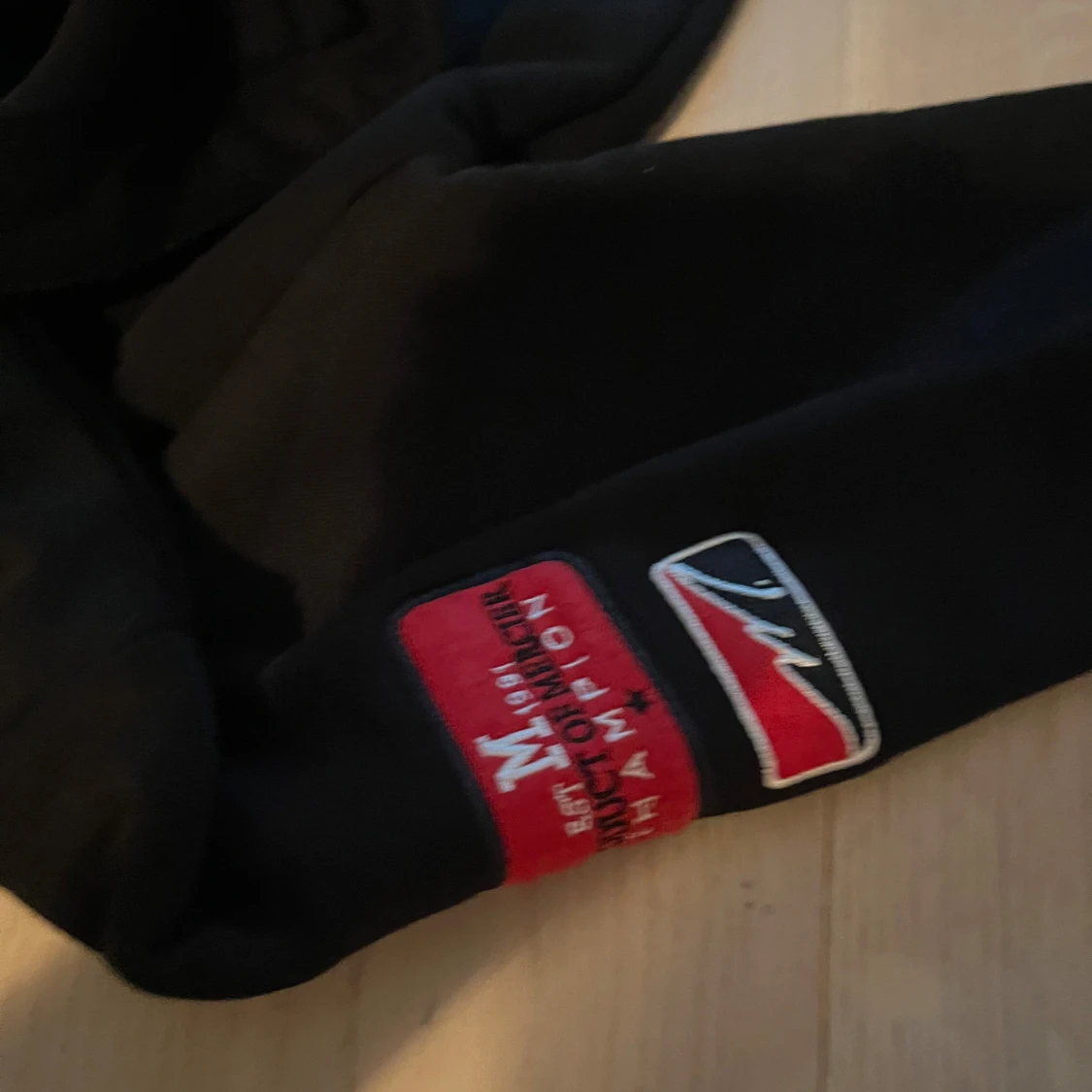 Svart hoodie bull från Mercier med patches - 3