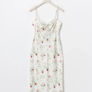 Vit blommig satinklänning Gina Tricot  - Helt ny, oanvänd prislappar kvar❤️Superfin långklänning i vit satin med romantiskt blommigt mönster i rosa, rött och grönt. Klänningen har smala axelband, v-ringad byst med snörning och en figurnära passform. Perfekt för dig som vill ha en dreamy och feminin look.