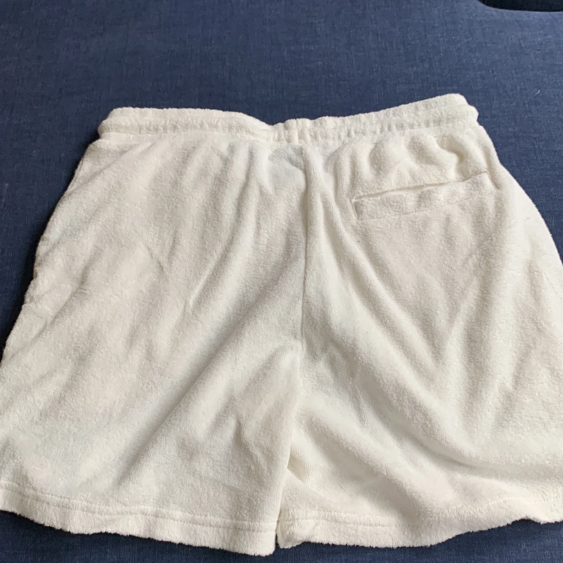 Vita frottéshorts med snörning - 1